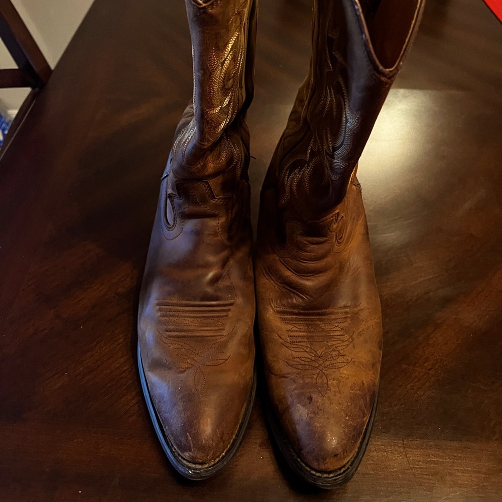 Men’s cowboy boots. 
Brand: Justin 
Size 11 EE